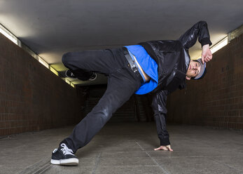 Junger Breakdancer in Unterführung - STS000388