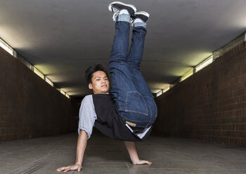 Junger Breakdancer in Unterführung - STS000386