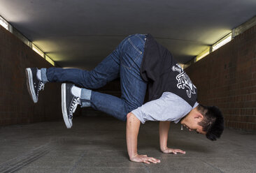 Junger Breakdancer in Unterführung - STS000381