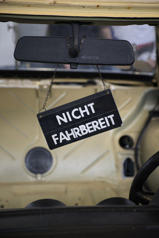 Schild, das in einem alten Auto hängt, Teilansicht, lizenzfreies Stockfoto