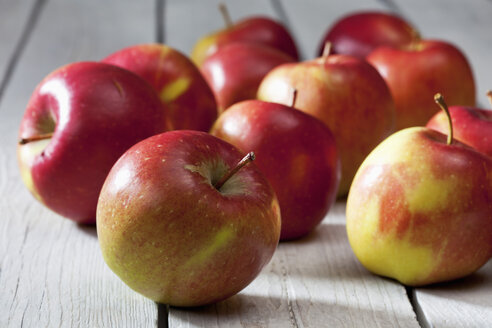 Braeburn-Äpfel auf grauem Holztisch - CSF021100