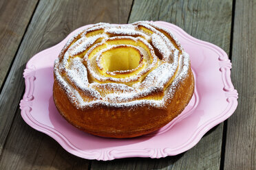 Geburtstagskuchen auf Kuchenständer und grauem Hintergrund - CSF021149