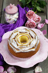 Geburtstagskuchen auf Kuchenständer, Glas mit Marshmallows und Rosen im Hintergrund - CSF021143