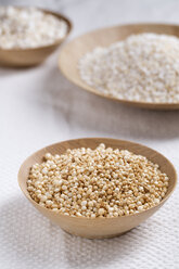 Gepuffter Quinoa, Amaranth und Buchweizen in Holzschalen - MYF000267