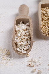 Puffed buckwheat and quinoa in wooden scoops - MYF000270