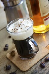 Irish Coffee mit Schokoladenkaffeebohnen und Muskatnuss - HAWF000001