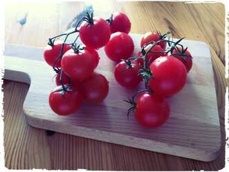 Strauchtomaten auf einem Holzbrett, Atelier - MYF000271