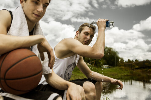 Porträt von zwei jungen Basketballspielern, die sich ausruhen - GCF000009