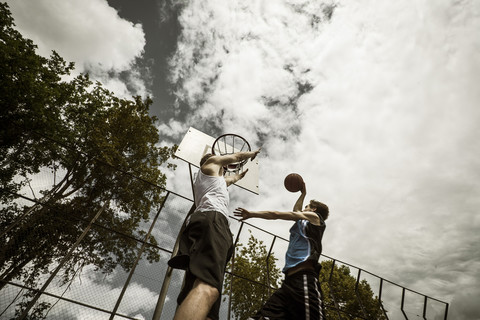 Zwei junge Basketballspieler im Duell, lizenzfreies Stockfoto