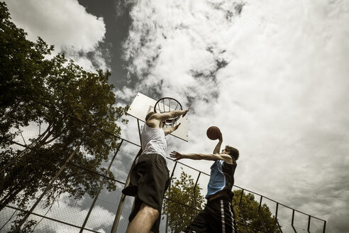 Zwei junge Basketballspieler im Duell - GCF000010