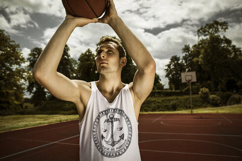 Junger Basketballspieler zielt auf den Basketballkorb - GCF000013