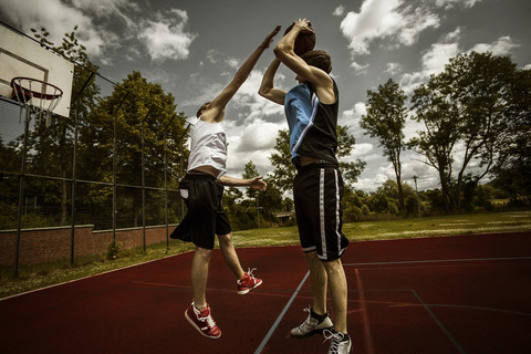 Zwei junge Basketballspieler im Duell, lizenzfreies Stockfoto