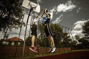 Zwei junge Basketballspieler im Duell - GCF000014