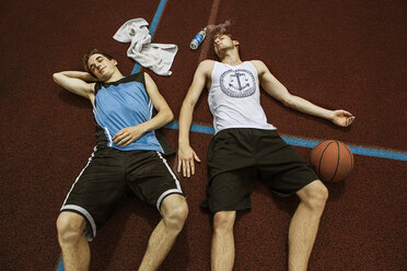 Porträt von zwei jungen Basketballspielern, die sich auf dem Basketballplatz entspannen - GCF000017