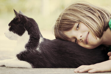 Portrait of girl with cat - LVF000975