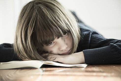 Mädchen auf aufgeschlagenem Buch liegend - LVF000953