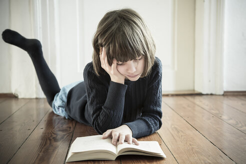 Porträt eines lesenden Mädchens - LVF000951