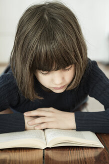 Portrait of reading girl - LVF000950