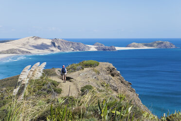 Neuseeland, Northland, Cape Reinga Gebiet, Frau wandert auf dem Cape Maria van Diemen Trail - GW002690