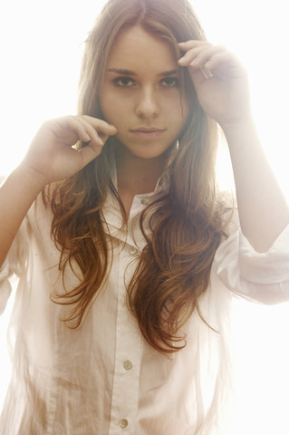 Porträt eines weiblichen Teenagers mit langen braunen Haaren, lizenzfreies Stockfoto