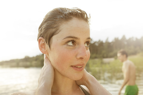 Junge Frau genießt das Baden im Baggersee, lizenzfreies Stockfoto