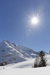 Österreich, Vorarlberg, Bregenzer Wald, Lechtaler Alpen, Mittagsspitze gegen die Sonne - SIEF005222