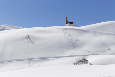 Österreich, Vorarlberg, Bregenzerwald, Warth, St. Jacobus Kapelle und Loipen - SIEF005219