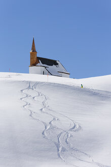 Österreich, Vorarlberg, Bregenzerwald, Warth, St. Jacobus Kapelle und Loipen - SIEF005218