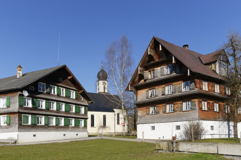 Österreich, Vorarlberg, Bregenzerwald, Egg, Großdorf, Häuser und Kirche - SIEF005231