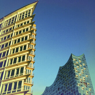 Bürogebäude und Elbphilhamonie, Kehrwiederspitze, Speicherstadt, Hamburg, Deutschland - MSF003555