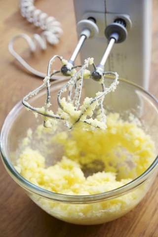 Margarine und Zucker für den Kuchenteig aufschlagen, lizenzfreies Stockfoto