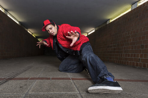 Breakdancer in underpass - STSF000397