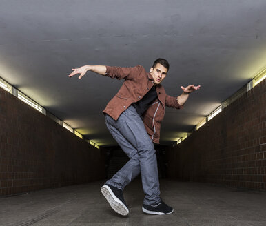 Junger Breakdancer in Unterführung - STSF000396