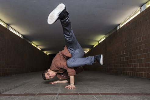 Junger Breakdancer in Unterführung - STSF000393