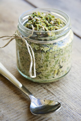 Hausgemachtes Grünkohl-Walnuss-Pesto, lizenzfreies Stockfoto