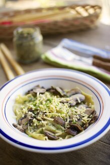 Hausgemachte Grünkohl-Walnuss-Pesto-Ravioli mit Pilzen, veganem Käse und Schnittlauch - HAWF000032