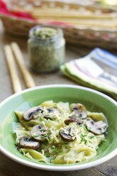 Homemade kale and walnut pesto ravioli with mushrooms and vegan cheese and chives - HAWF000031