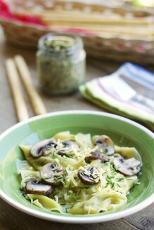 Hausgemachte Grünkohl-Walnuss-Pesto-Ravioli mit Pilzen, veganem Käse und Schnittlauch - HAWF000031