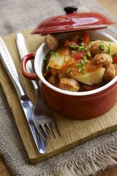 Quince stew with textured vegetable protein chunks and garnished with chives - HAWF000028