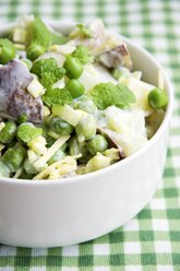 Erbsen- und Kartoffelsalat in einer Schüssel mit Minze - HAWF000035