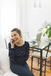 Junge Frau telefoniert mit Smartphone zu Hause - EBSF000127