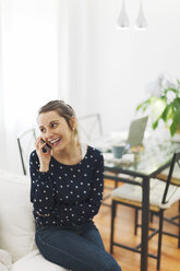 Young woman telephoning with smartphone at home - EBSF000127