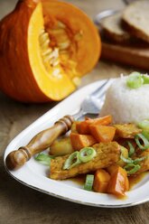 Süß-saures Tempeh mit rotem Uchi Kuri Kürbis und Reis - HAWF000023