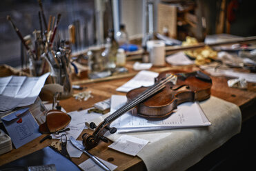Werkzeuge und beschädigte Instrumente in der Werkstatt eines Geigenbauers - DIKF000096