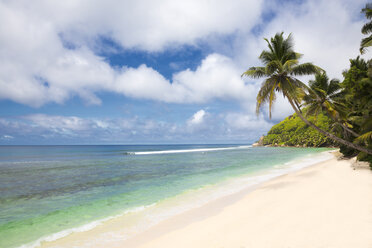 Seychelles, Mahe Island, view to beach - ROMF000007