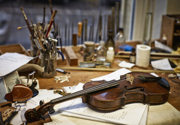 Werkzeuge und beschädigte Instrumente in der Werkstatt eines Geigenbauers - DIKF000103