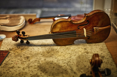 Reparierte Instrumente in der Werkstatt eines Geigenbauers - DIKF000104