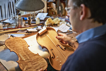 Violin maker at work in his workshop - DIKF000107