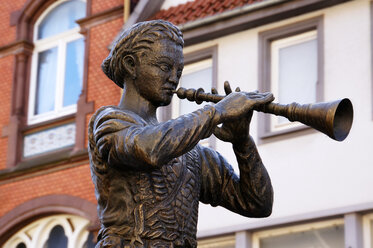 Germany, Lower Saxony, Hameln, Statue of Pied Piper of Hamelin - HOHF000630