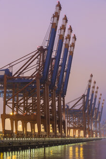 Deutschland, Hamburg, Containerhafen am Abend - ROM000005